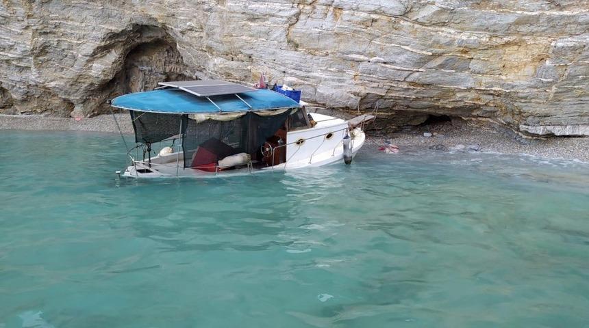 Su alan balık&ccedil;ı teknesindeki iki kişiyi sahil g&uuml;venlik kurtardı