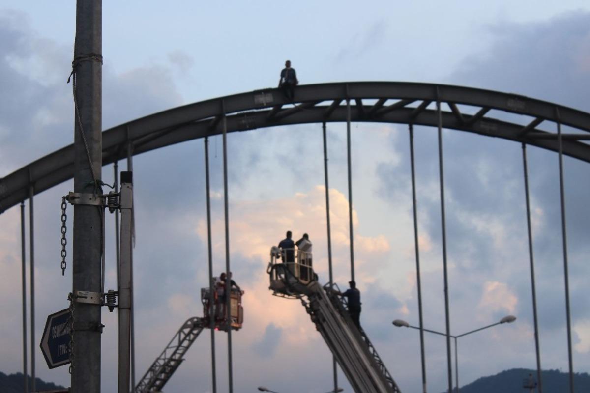 İntihar girişimi Karadeniz Sahil Yolunu trafiğe kapattı