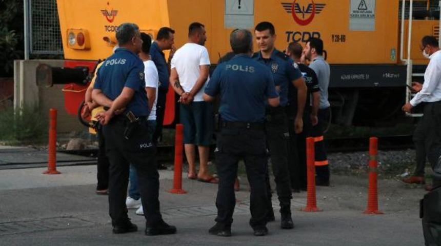 Adana'da feci olay! Demiryolu iş aracı &ccedil;arptı