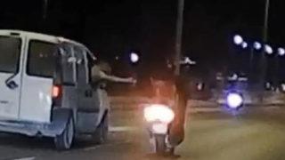 Seyir halindeyken önce çakmak aldı, ardından içki şişesi tokuşturdu