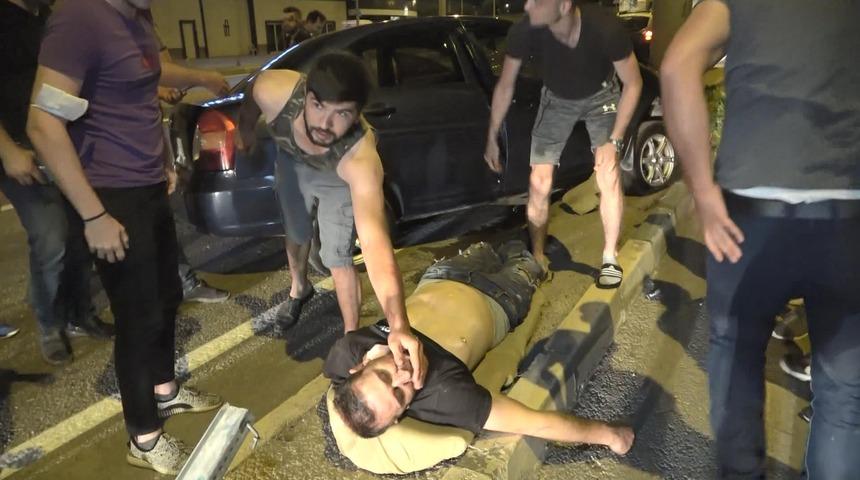 Kaza yapan s&uuml;r&uuml;c&uuml;y&uuml; sıkıştığı yerden vatandaşlar kurtardı