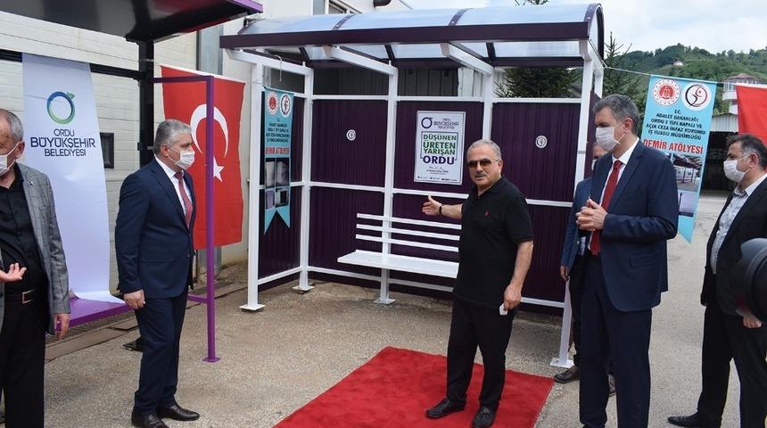 Dolmuş duraklarını h&uuml;k&uuml;ml&uuml;ler &uuml;retiyor