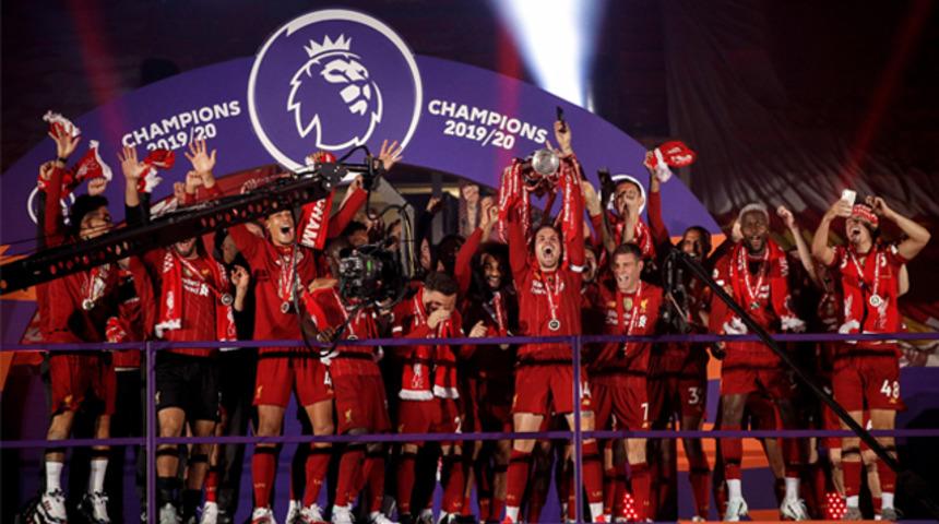 Liverpool şampiyonluk kupasını kaldırdı