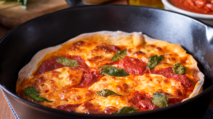 Tavada pizza tarifi: Sadece 15 dakikada hazırlanıyor, fırın derdi yok!