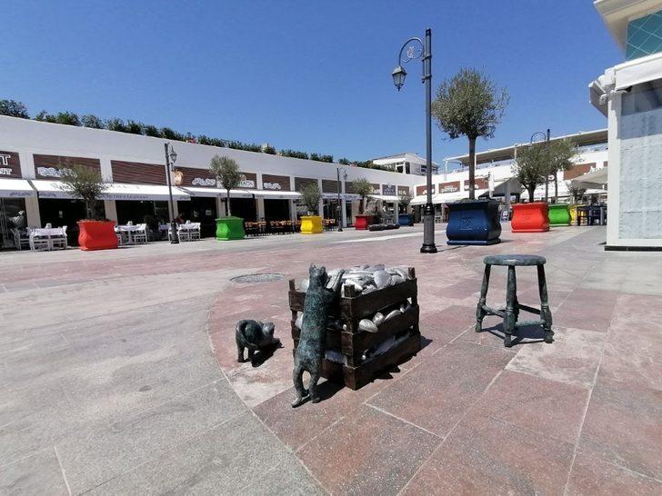 Kuşadası Balıkçılar Meydanı’nı bronz heykeller süslemeye başladı G2
