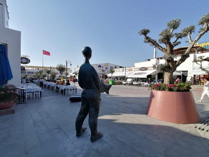 Kuşadası Balıkçılar Meydanı’nı bronz heykeller süslemeye başladı G5