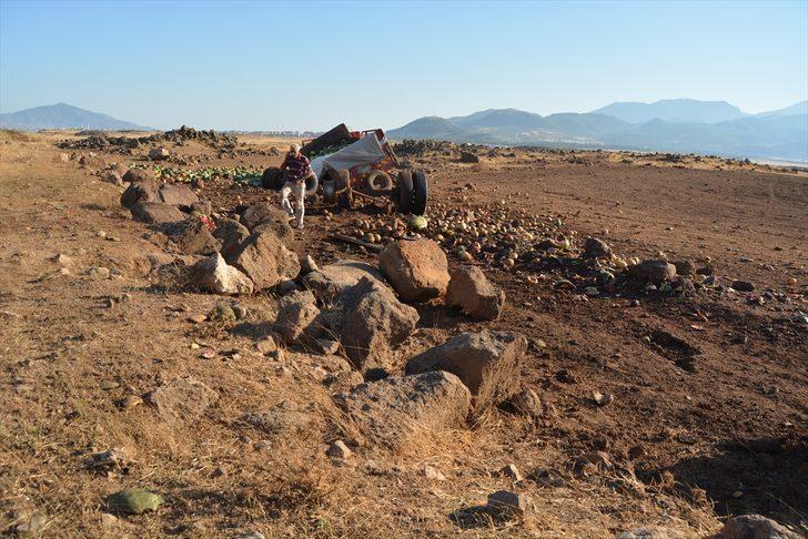 Gaziantep'te devrilen kamyondaki 13 ton karpuz zarar gördü G1