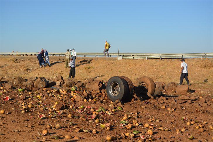 Gaziantep'te devrilen kamyondaki 13 ton karpuz zarar gördü G2