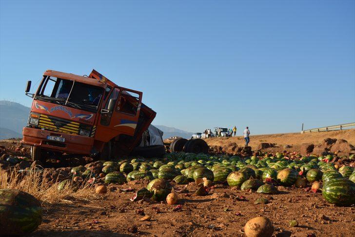 Gaziantep'te devrilen kamyondaki 13 ton karpuz zarar gördü G3