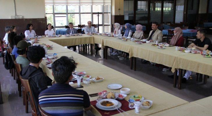 Rektör Uysal, TÖMER öğrenci buluşmalarına katıldı G3