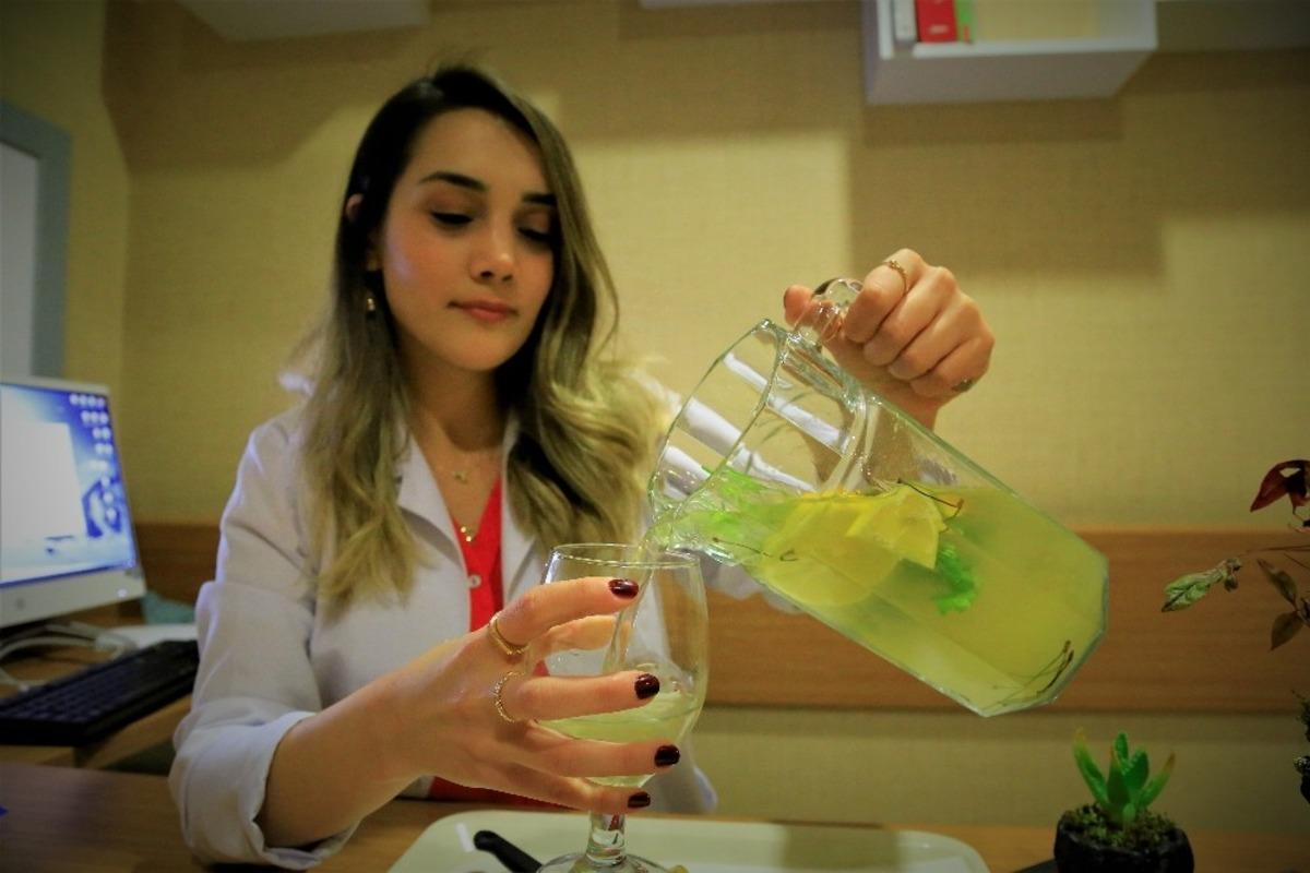 Uzmanından sağlıklı yaz i&ccedil;eceği tarifi, soğuk ve doğal yeşil &ccedil;ay