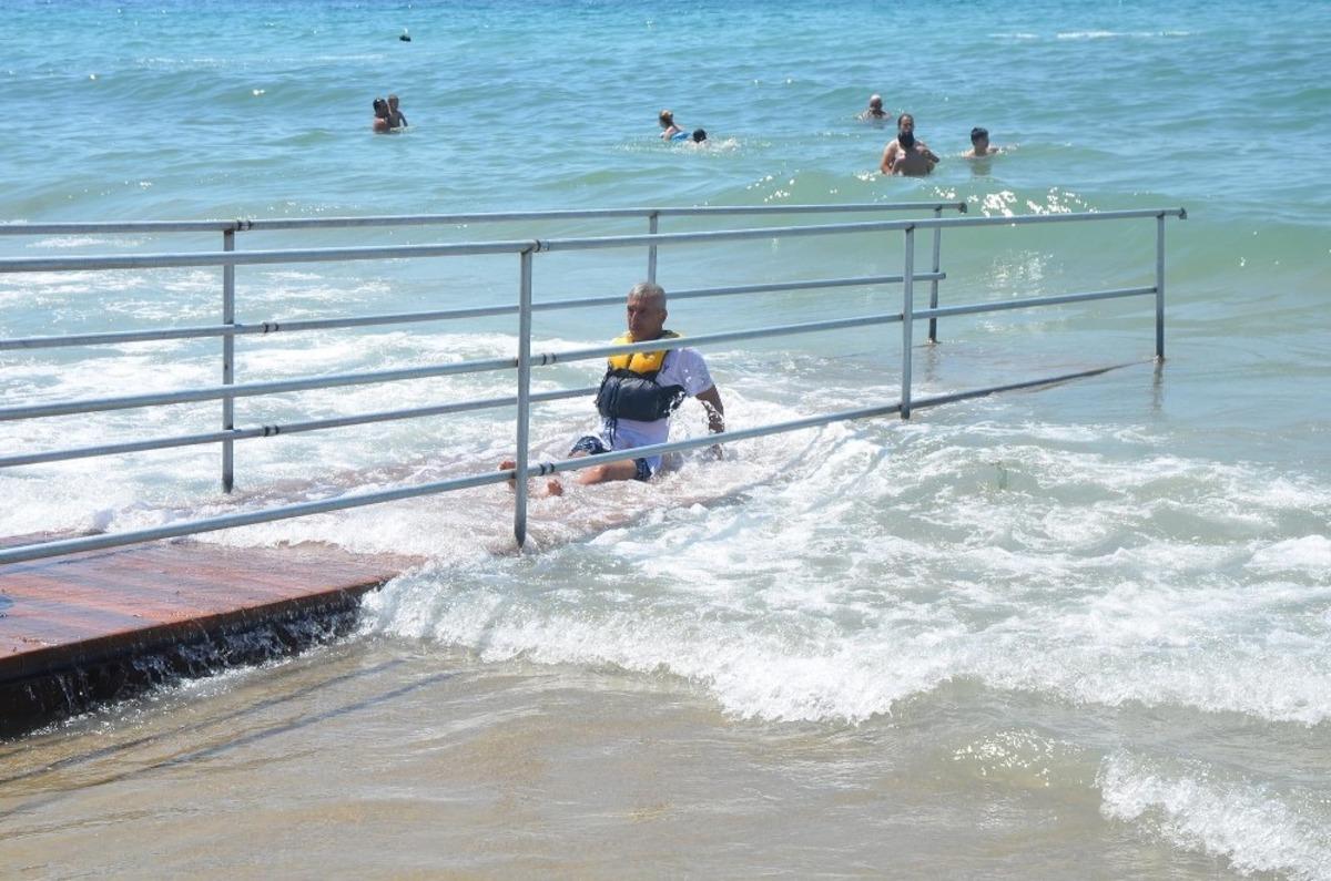 Kuşadası&rsquo;nda engelsiz plajlar oluşturuldu