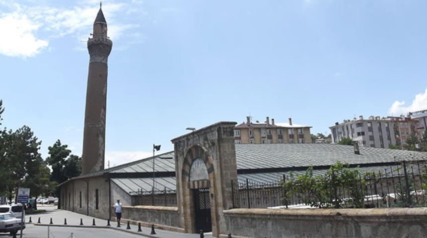 Sivas Ulu Camii'nin 117 santimetre eğime sahip, Eğri minaresinin sırrı sensörlerle ortaya çıkacak