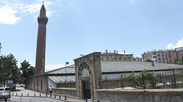 Sivas Ulu Camii'nin 117 santimetre eğime sahip, Eğri minaresinin sırrı sensörlerle ortaya çıkacak