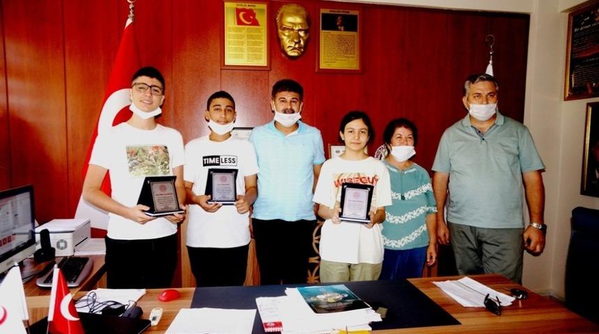 Sarıg&ouml;l&rsquo;de LGS&lsquo;de başarılı &ouml;ğrencilere plaket