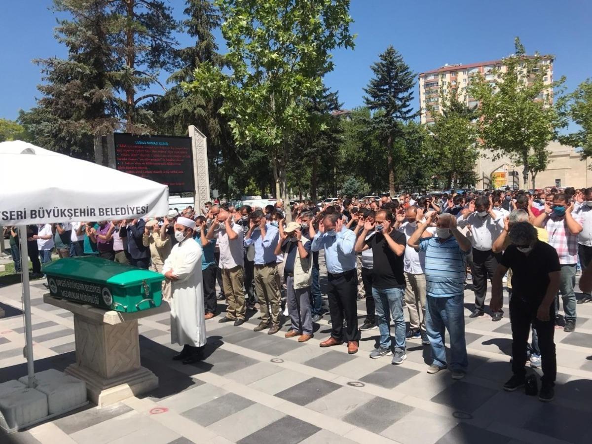 Odasında rahatsızlanarak hayatını kaybeden m&uuml;d&uuml;r yardımcısı son yolculuğuna uğurlandı