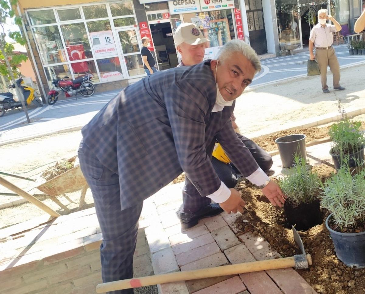 Başkan &Ccedil;alışkan, &ccedil;evre d&uuml;zenleme ve peyzaj &ccedil;alışmalarına bizzat katılıyor