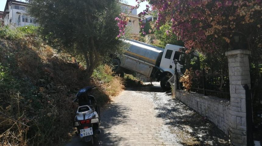 Freni tutmayan su tankeri evin bah&ccedil;esine u&ccedil;tu