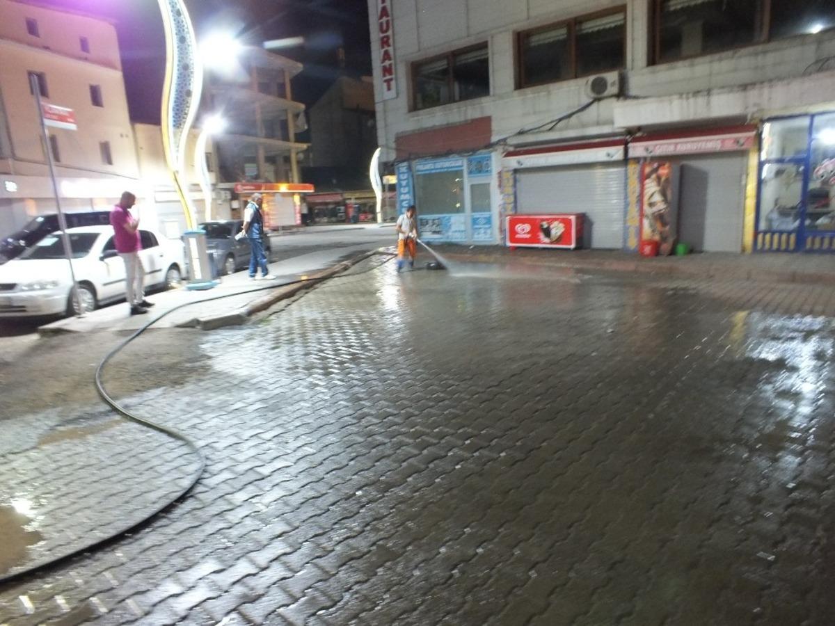 Malazgirt Belediyesinden yol yıkama mesaisi