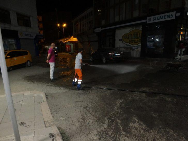 Malazgirt Belediyesinden yol yıkama mesaisi G3