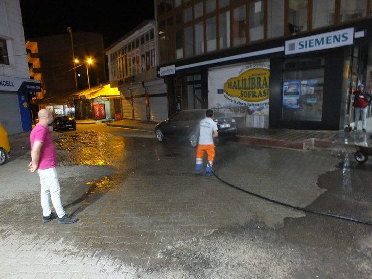 Malazgirt Belediyesinden yol yıkama mesaisi G4