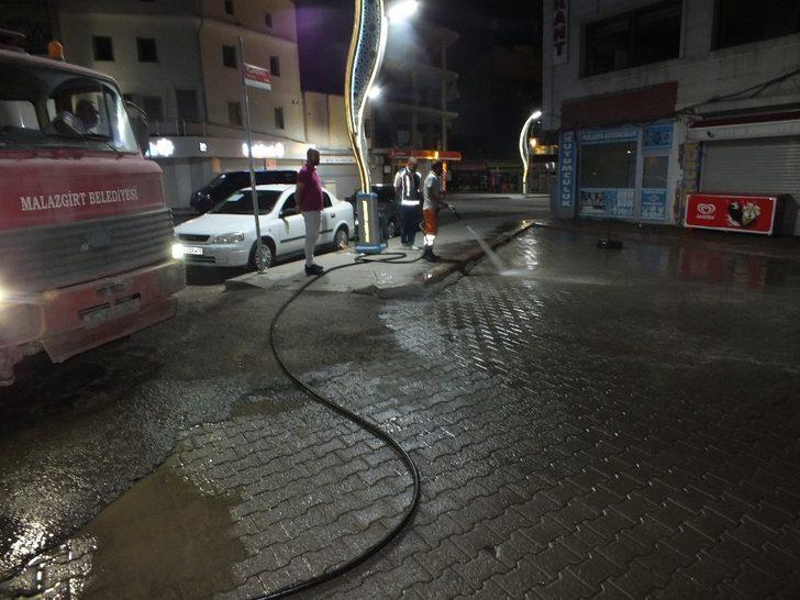 Malazgirt Belediyesinden yol yıkama mesaisi G5