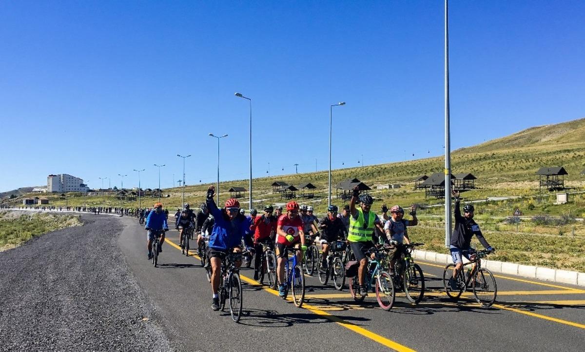 Bisiklet tutkunlarından Erciyes&rsquo;te anlamlı etkinlik