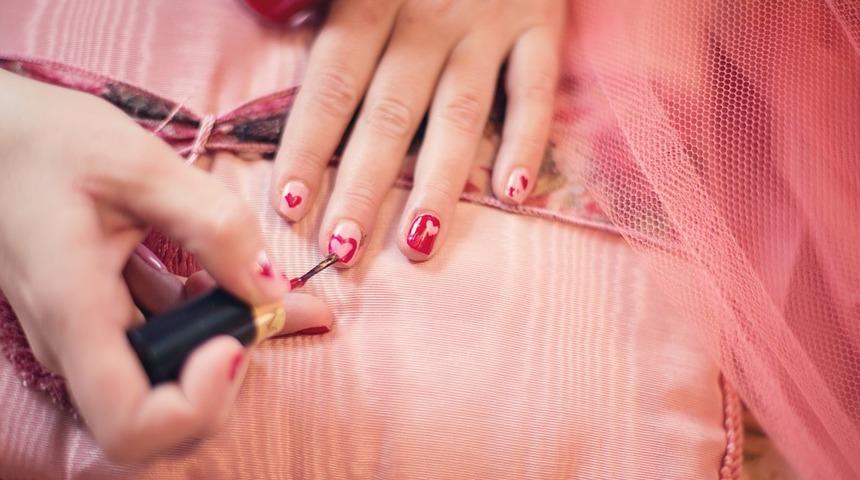 Tırnak üzerindeki beyaz noktaları hafife almayın! Meğer bu anlamlara geliyormuş...