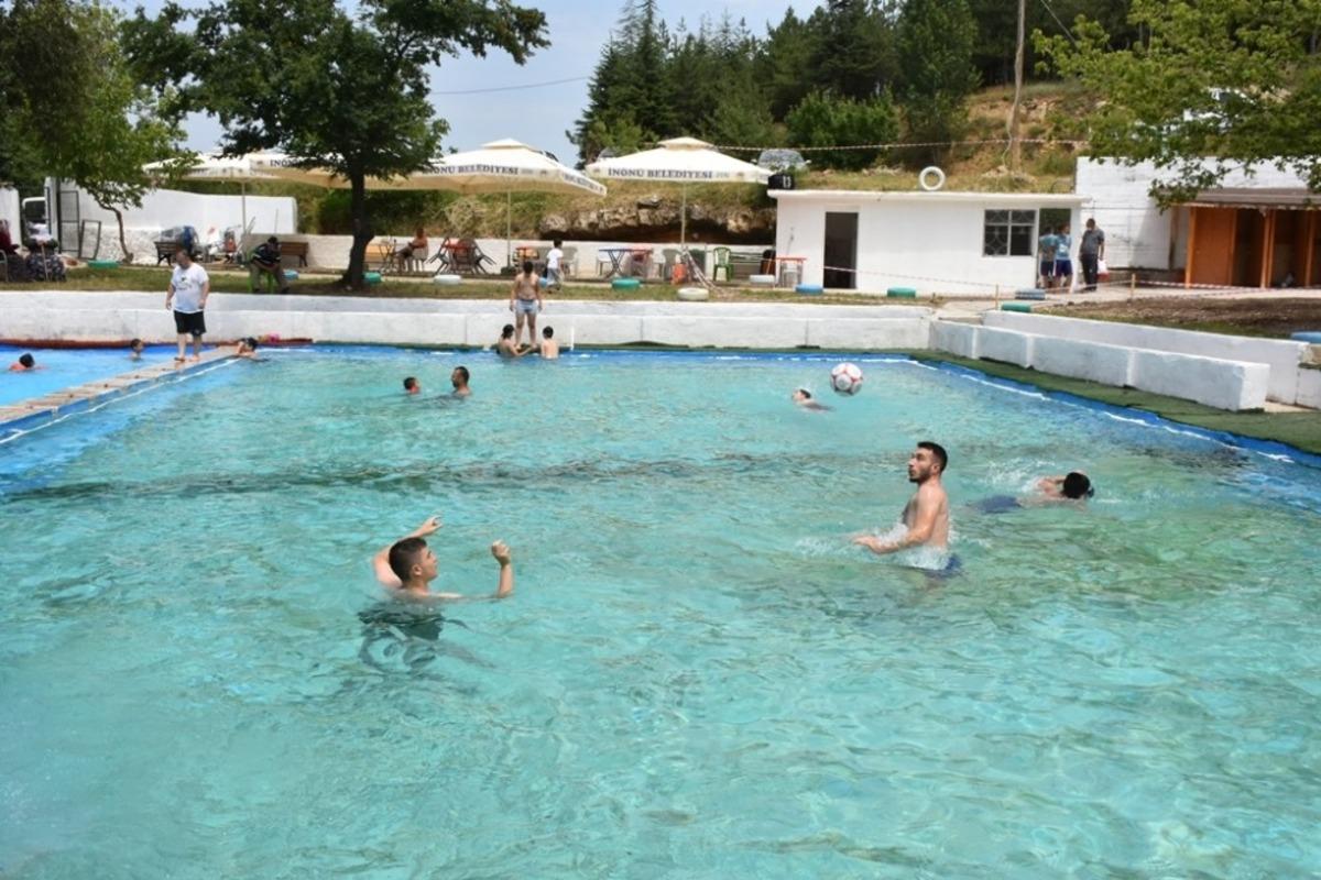 İn&ouml;n&uuml; havuzlarının doğal kaynak suyunda serinleme keyfi