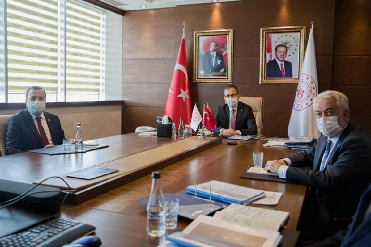 Isparta&rsquo;ya 2 futbol sahası ve 17 semt sahası geliyor