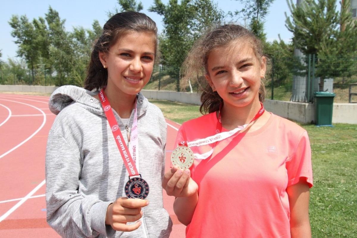 Minik ve yıldız atletler Kongre Kupası i&ccedil;in koştu