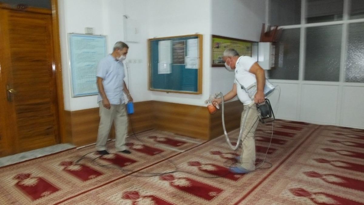 Hayırsever vatandaş camiyi dezenfekte etti