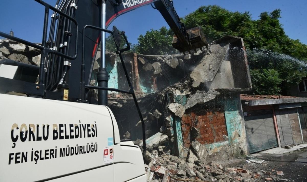 &Ccedil;orlu&rsquo;da metruk binalar yıkılıyor