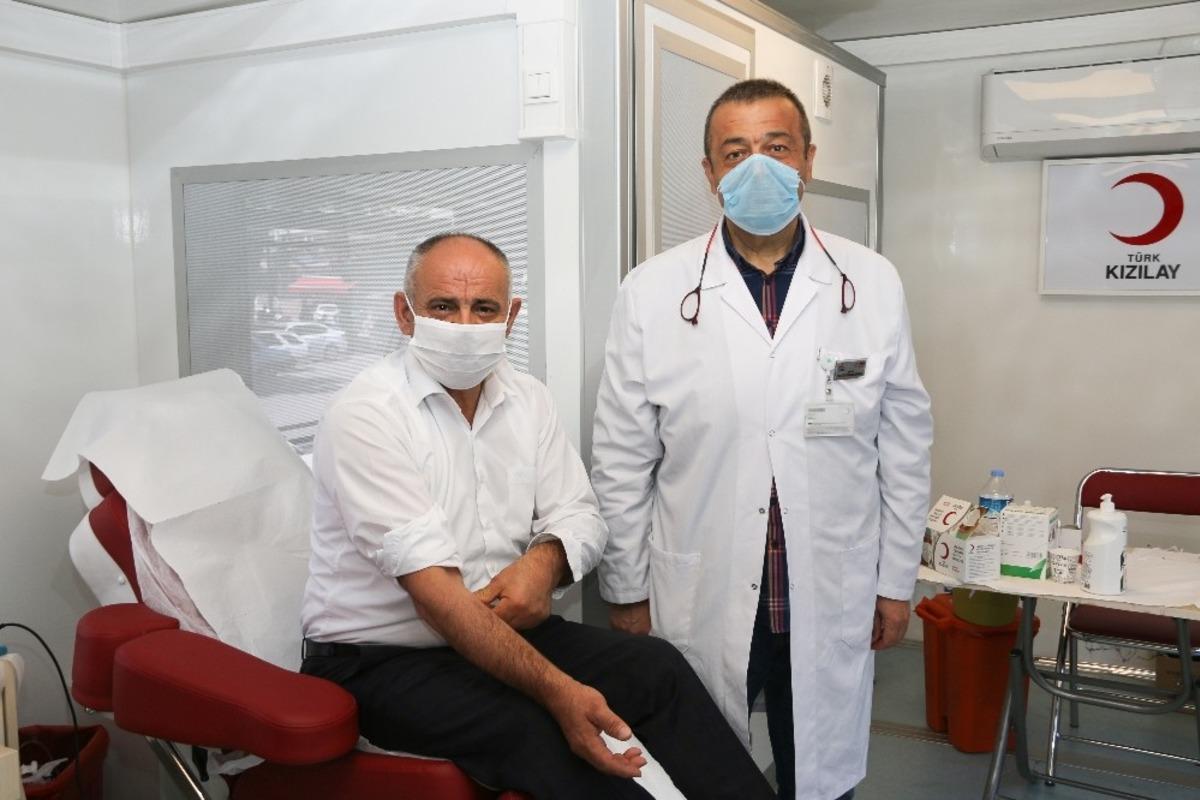 Bakan &Ouml;zt&uuml;rk&rsquo;ten kan bağışı kampanyasına destek