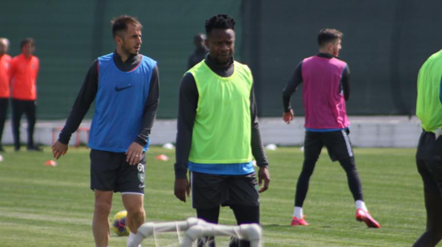 Denizlispor'da Ogenyi Onazi takımdan ayrıldı