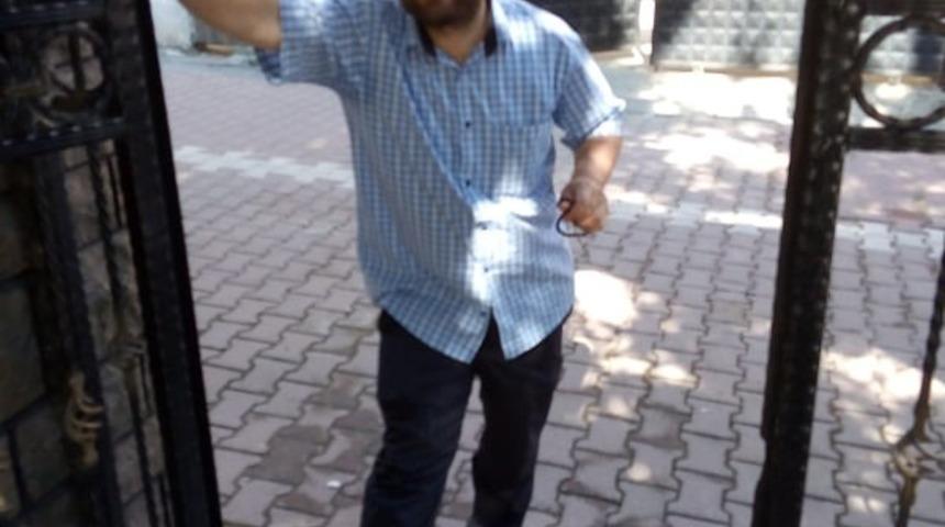 Cami avlusunda kendini asan genci imam &ouml;l&uuml;mden kurtardı