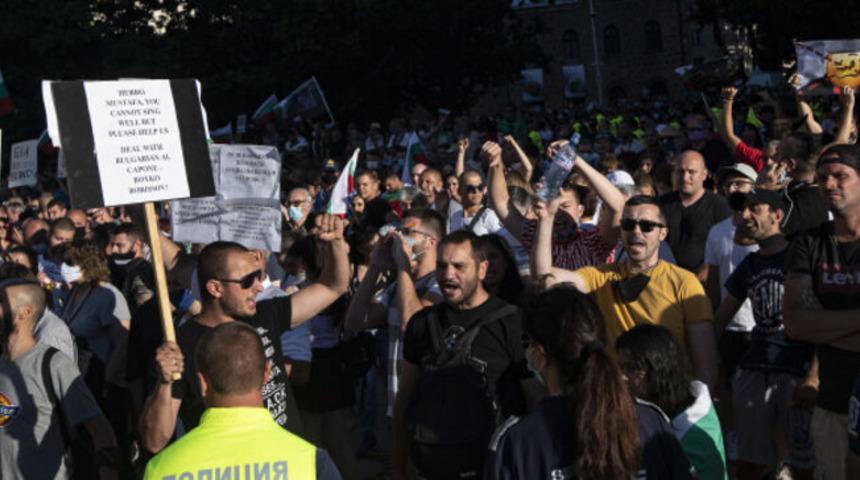 Bulgaristan karıştı! Protestolar yatışmadı, 4 bakan istifa etti