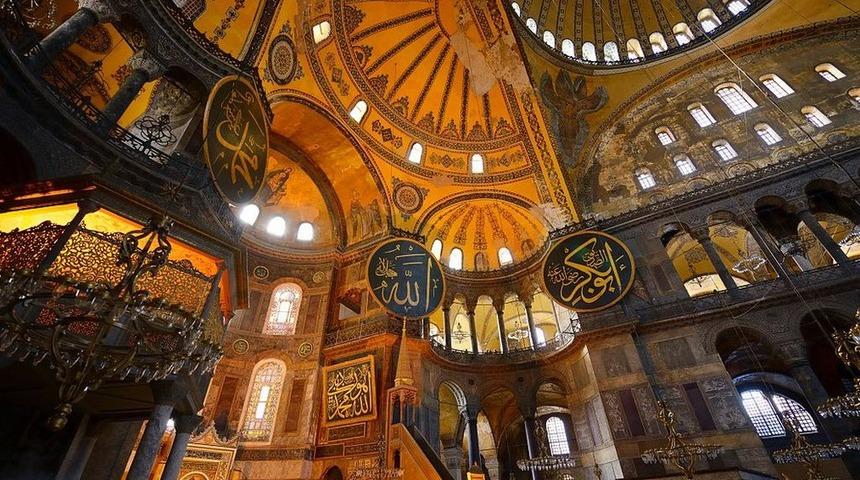 Ayasofya'da hangi mozaikler var, bu eserlerin tarihi &ouml;nemi ne?