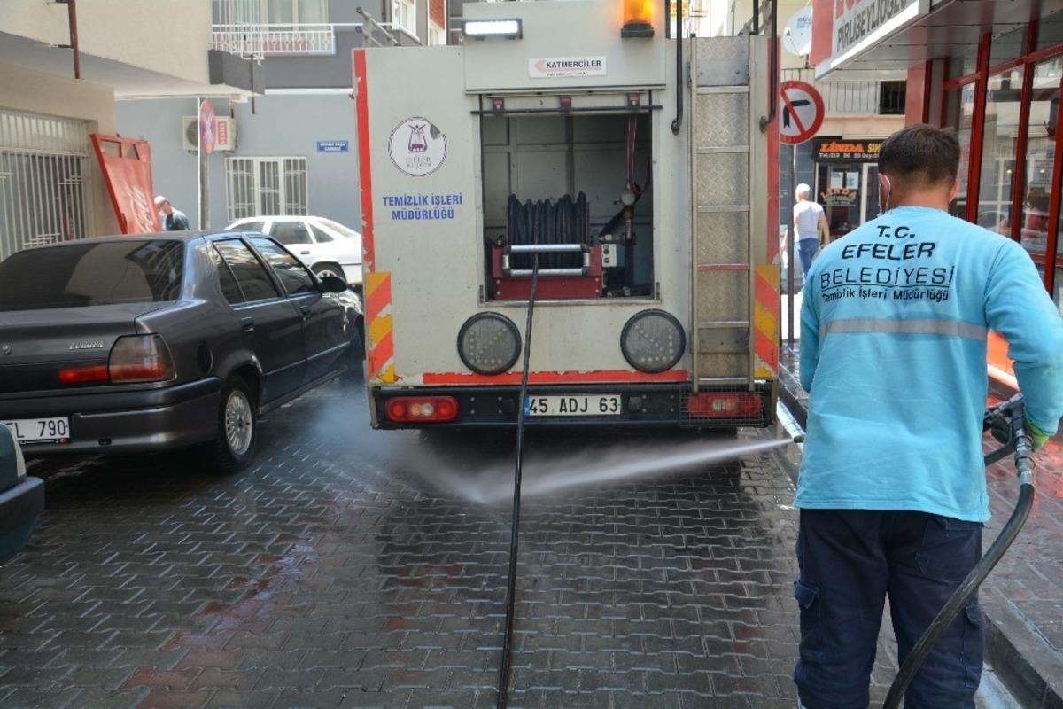 Efeler&rsquo;de sokaklar k&ouml;p&uuml;kl&uuml; suyla yıkanıyor