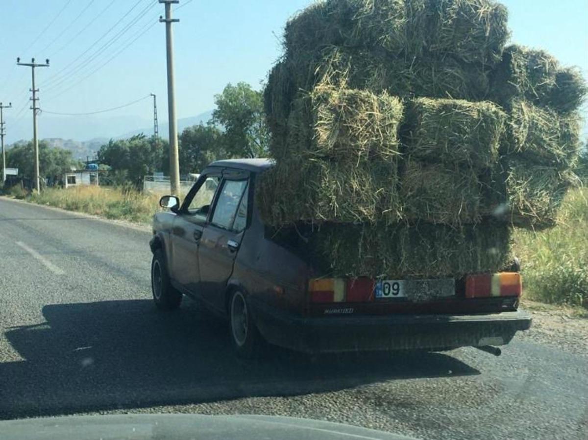 Otomobilinin bagajında saman balyası taşıdı