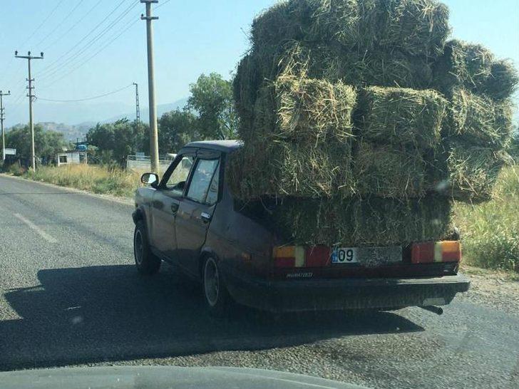 Otomobilinin bagajında saman balyası taşıdı G1
