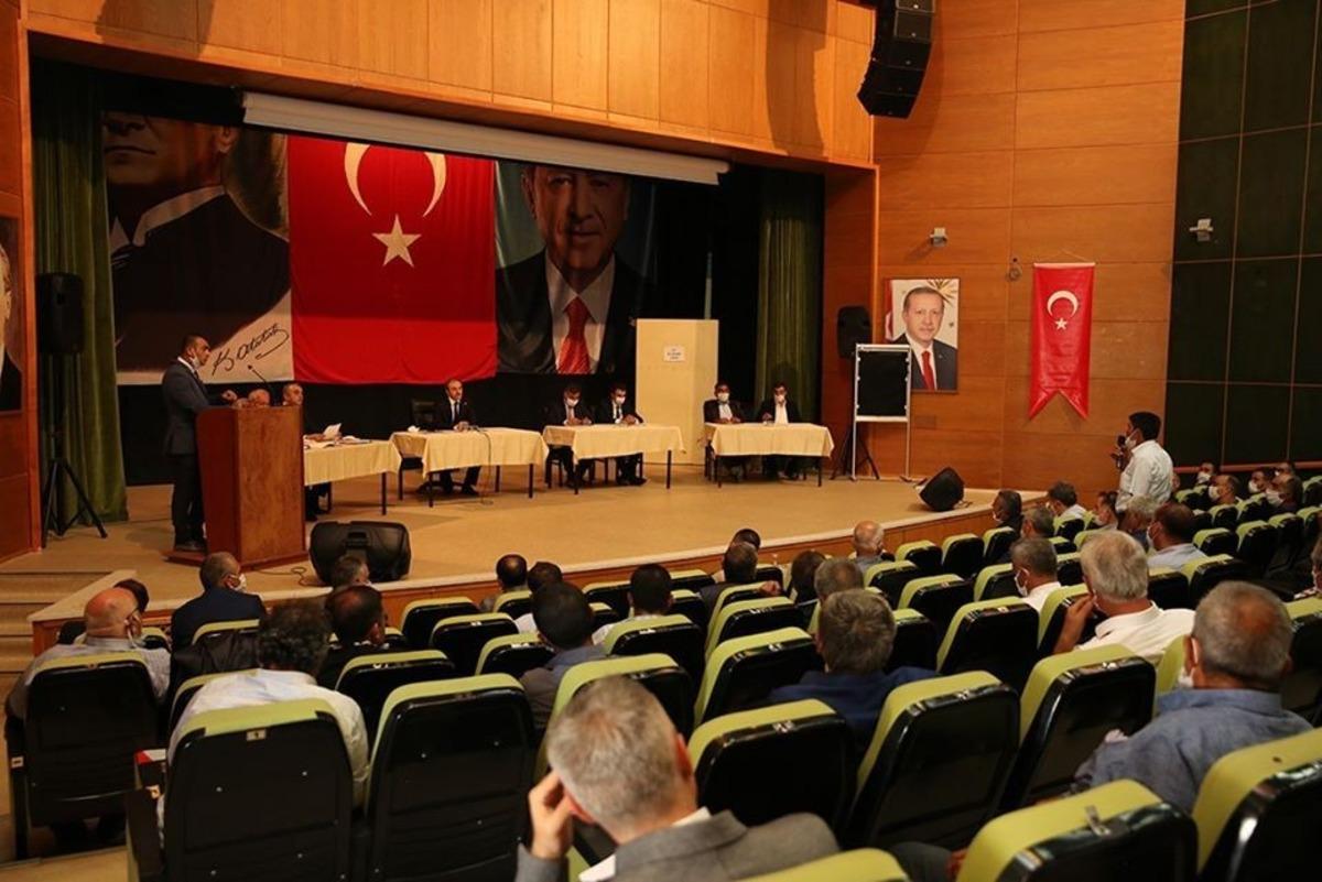 Vali C&uuml;neyt Epcim k&ouml;y muhtarlarıyla bir araya geldi