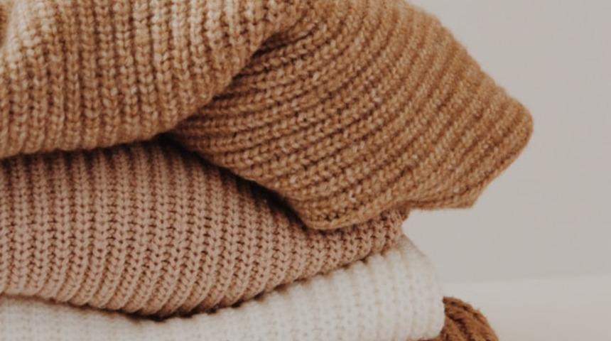 Yıkama sonrası &ccedil;eken giysileri &ccedil;&ouml;pe atmayın! Şampuan, sa&ccedil; kremi ve karbonat sayesinde...