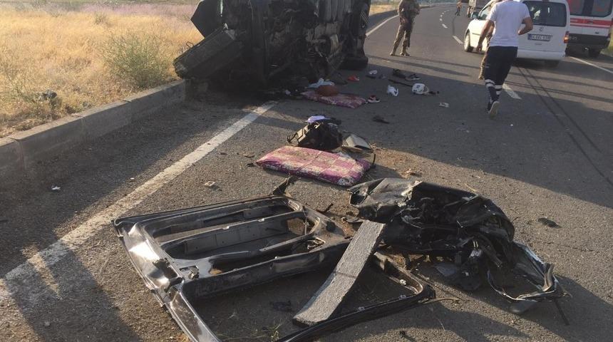 Ağrı&rsquo;da feci kaza! 3 kişi &ouml;ld&uuml;, 6 kişi yaralandı