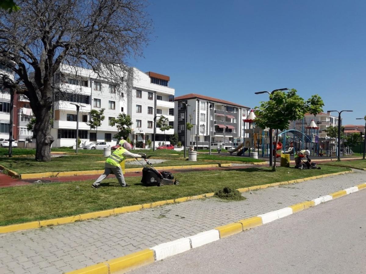 Karesi&rsquo;de yeşil alan ve mezarlıklar bayrama hazırlanıyor