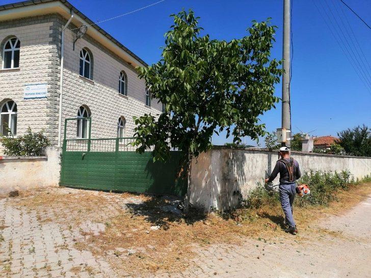 Karesi’de yeşil alan ve mezarlıklar bayrama hazırlanıyor G2