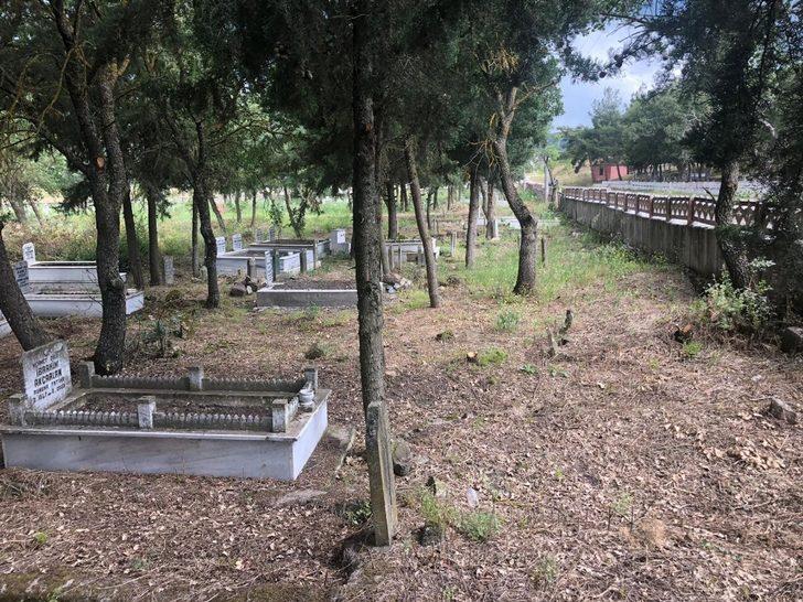 Karesi’de yeşil alan ve mezarlıklar bayrama hazırlanıyor G4