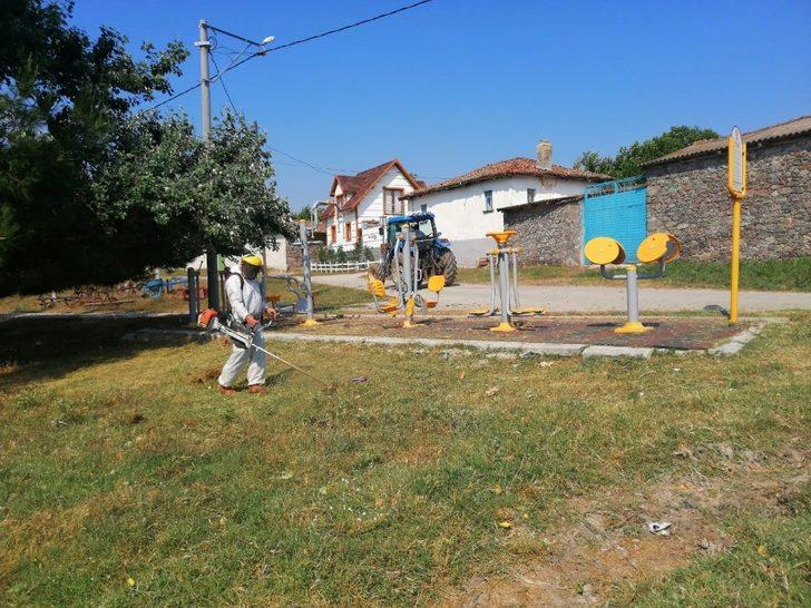 Karesi’de yeşil alan ve mezarlıklar bayrama hazırlanıyor G5