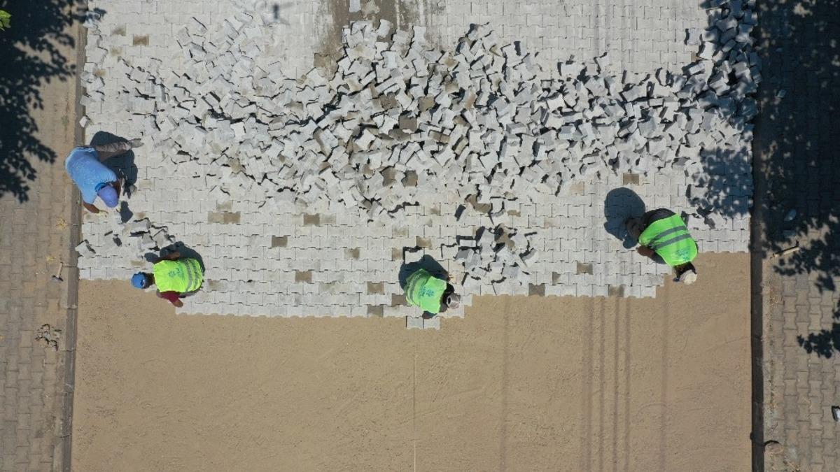 G&uuml;zel&ccedil;amlı Liman caddesinde parke taşı &ccedil;alışmaları s&uuml;r&uuml;yor