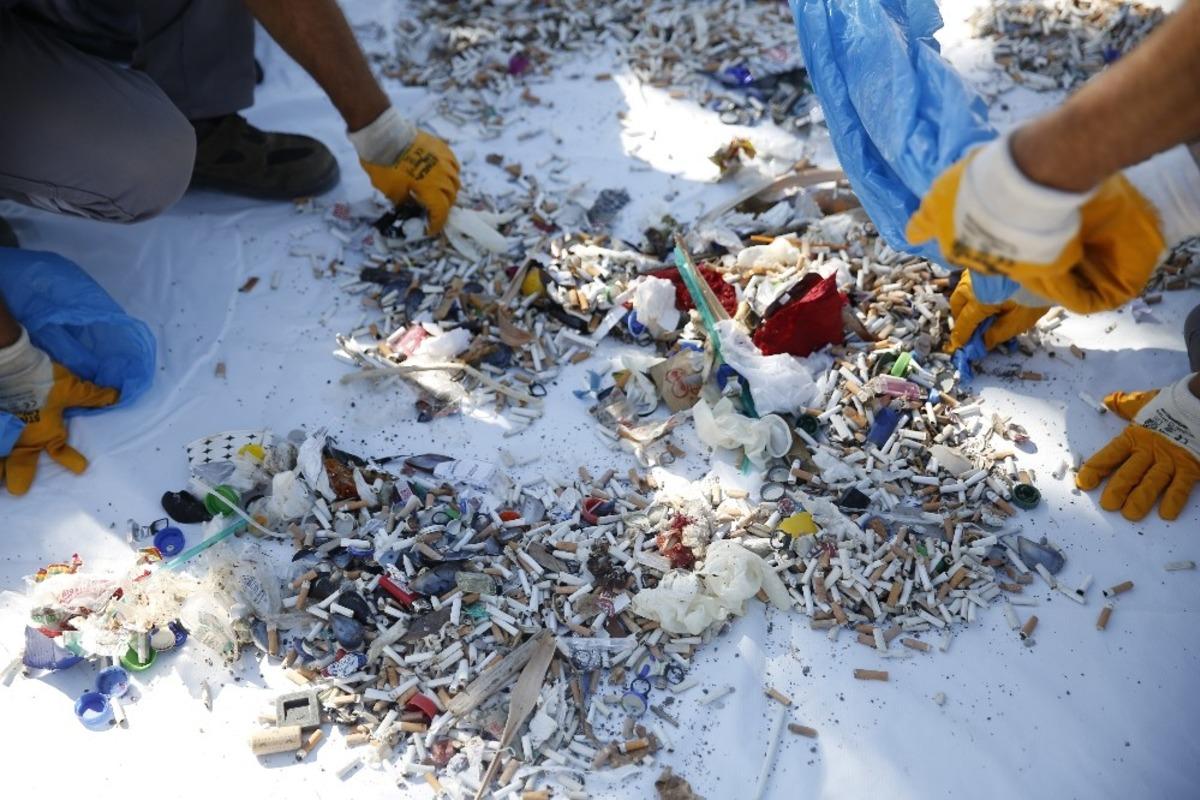 Konyaaltı sahili izmarit &ccedil;&ouml;pl&uuml;ğ&uuml;ne d&ouml;nd&uuml;